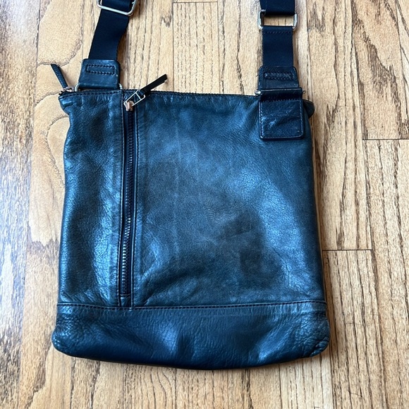 Margot purse leather black worn in look adjustable strap zip up - Picture 4 of 10
